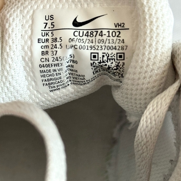 Nike Women’s White Leather Sneakers Gold Logo Casual Athletic Shoes Size 7.5 - Picture 8 of 9